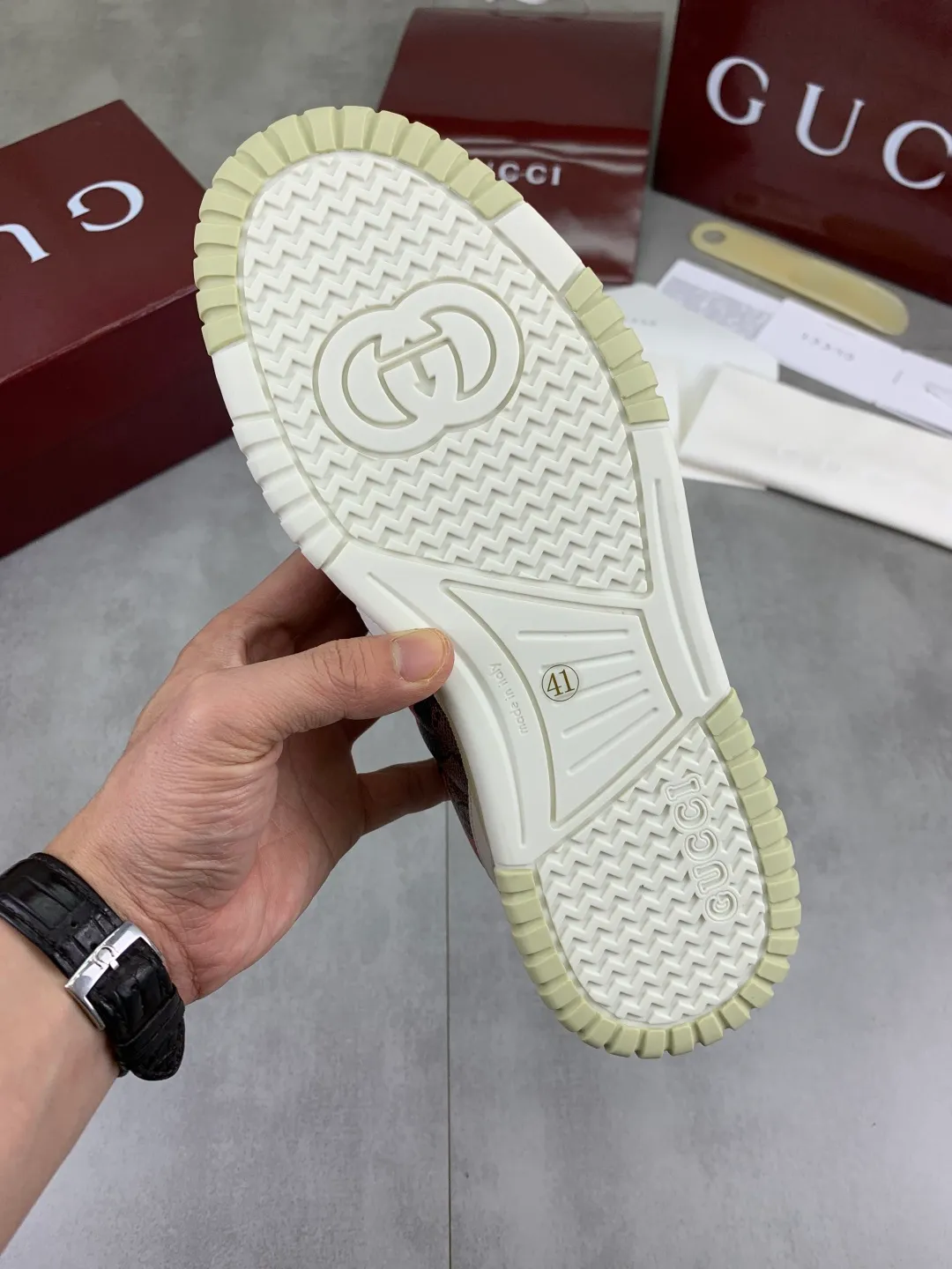 Men's shoes 💰P542 New Gucci autumn and winter low-end catwalk casual sneakers, top version! Oil edge craftsmanship. New model for early spring, creating a perfect style, cool and sassy, ​​c-position fashionable wear, classic shoe style with retro and futuristic feel, showing exquisite texture! Open mold to customize high-density outsole. Comes fully packaged. Size: 40-45 Fabric: Imported calfskin punching Lining: Imported original towel lining